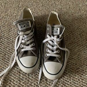 Grey low top converse.